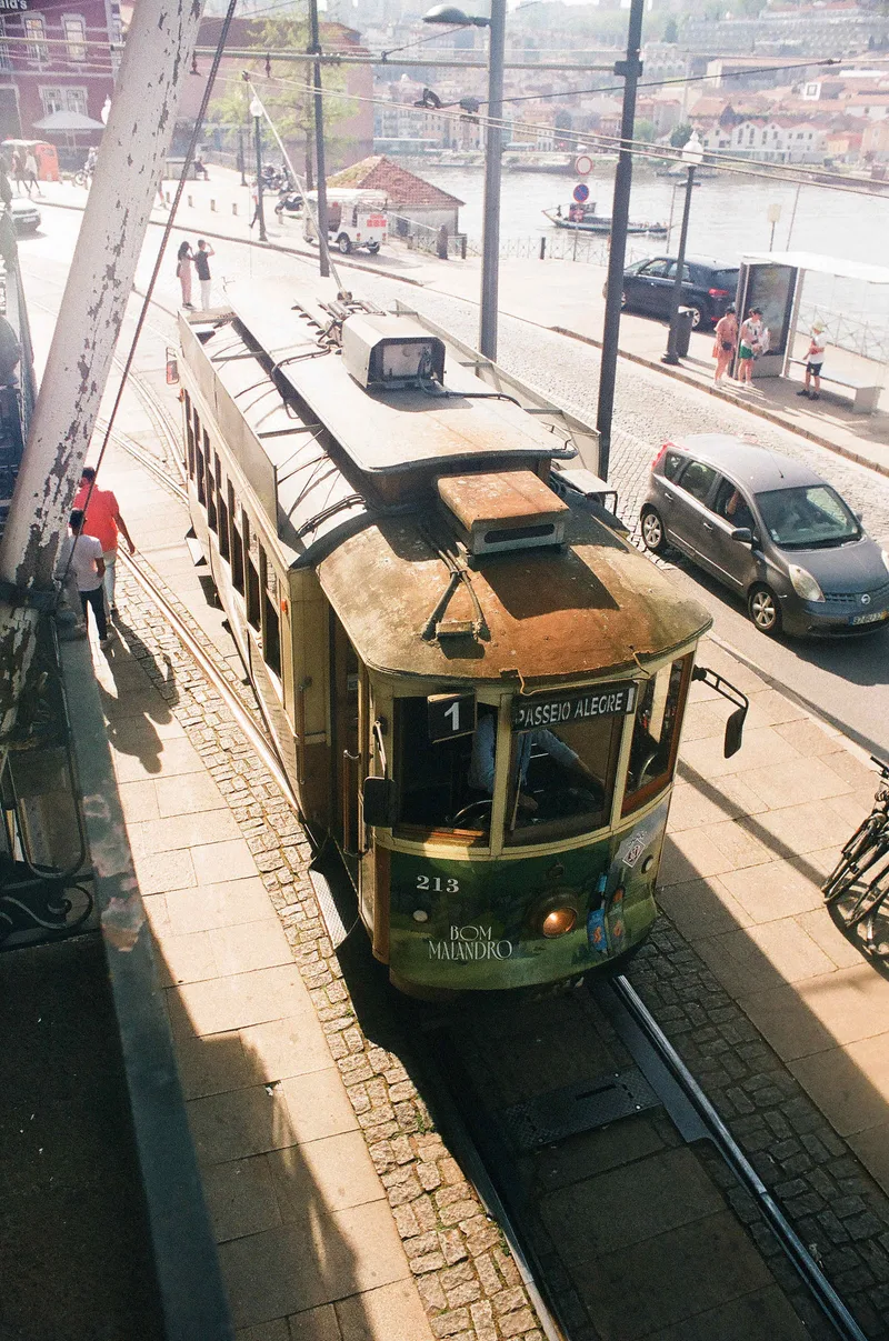 Oporto shot on Agfa Vista Plus 200 with a Nikon F3 HP, developed at Fotorapida, by Masterofnone