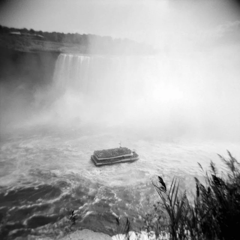 Niagara Falls shot on Ilford Kentmere Pan 400 with a Holga 120N, developed at LTI Lightside, by T0M7