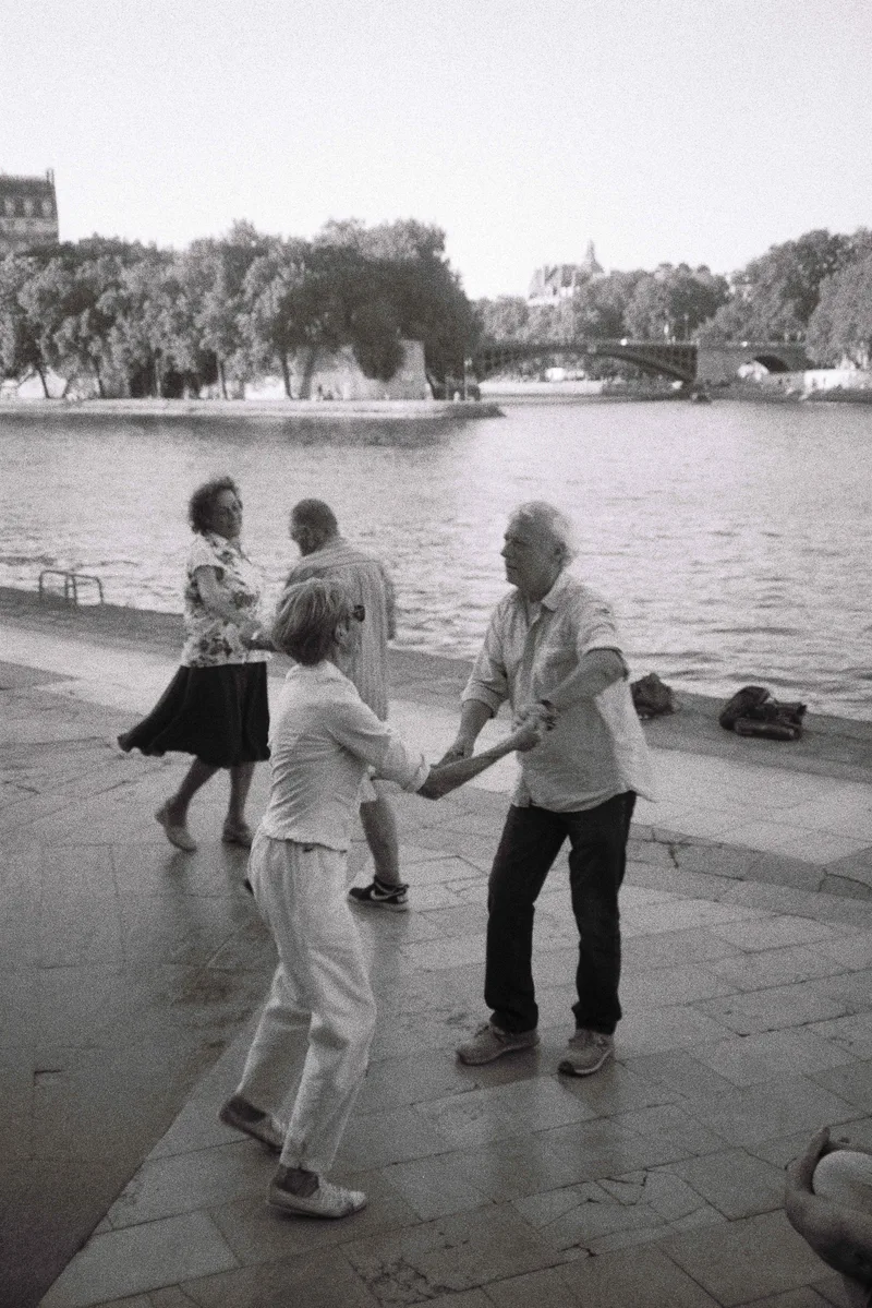 Strangers in Paris shot on Ilford HP5 Plus 400 with a Canon Prima Super 155, by Raquel