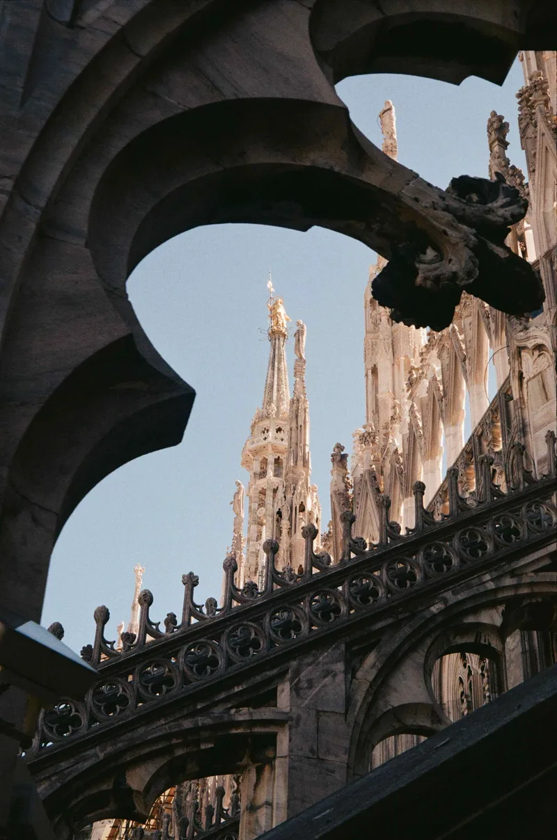 Film photo shot on Kodak Gold 200 with a Canon PrimaZoom70F, by Ayşegül