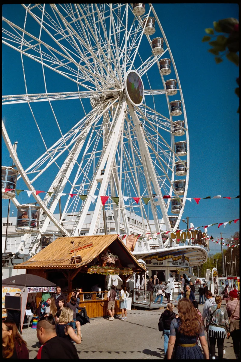 Fun At The Fair shot on Kodak Gold 200 with a RevueFlex 5005, developed at Rossmann, by Grainiac