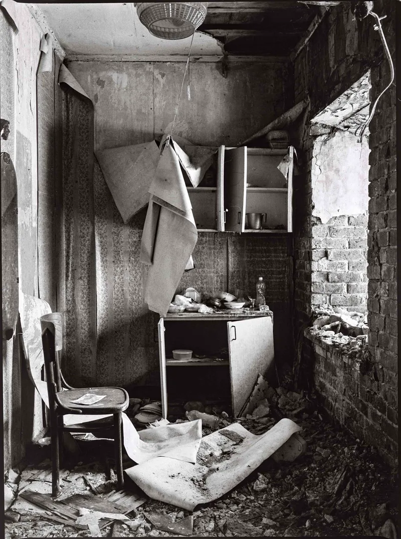 Abandoned room shot on Ilford HP5 Plus 400 with a Mamiya 645 Pro, developed at Kommuna, by Marliq