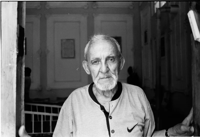 Portrait shot on Ilford HP5 Plus 400 with a Canon FX, developed at Il Colore, by Alessandro Specchio