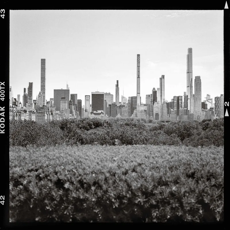 NYC shot on Kodak Tri-X 400 with a Rolleiflex 2.8GX, developed at Photolab (Berkeley, CA), by Pengyuan Huang