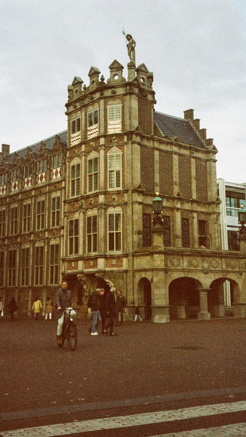 Film photo shot on Ilford Ilfocolor 400 Plus with a Olympus AF-1 Super, developed at Foto Verweij, by Steph