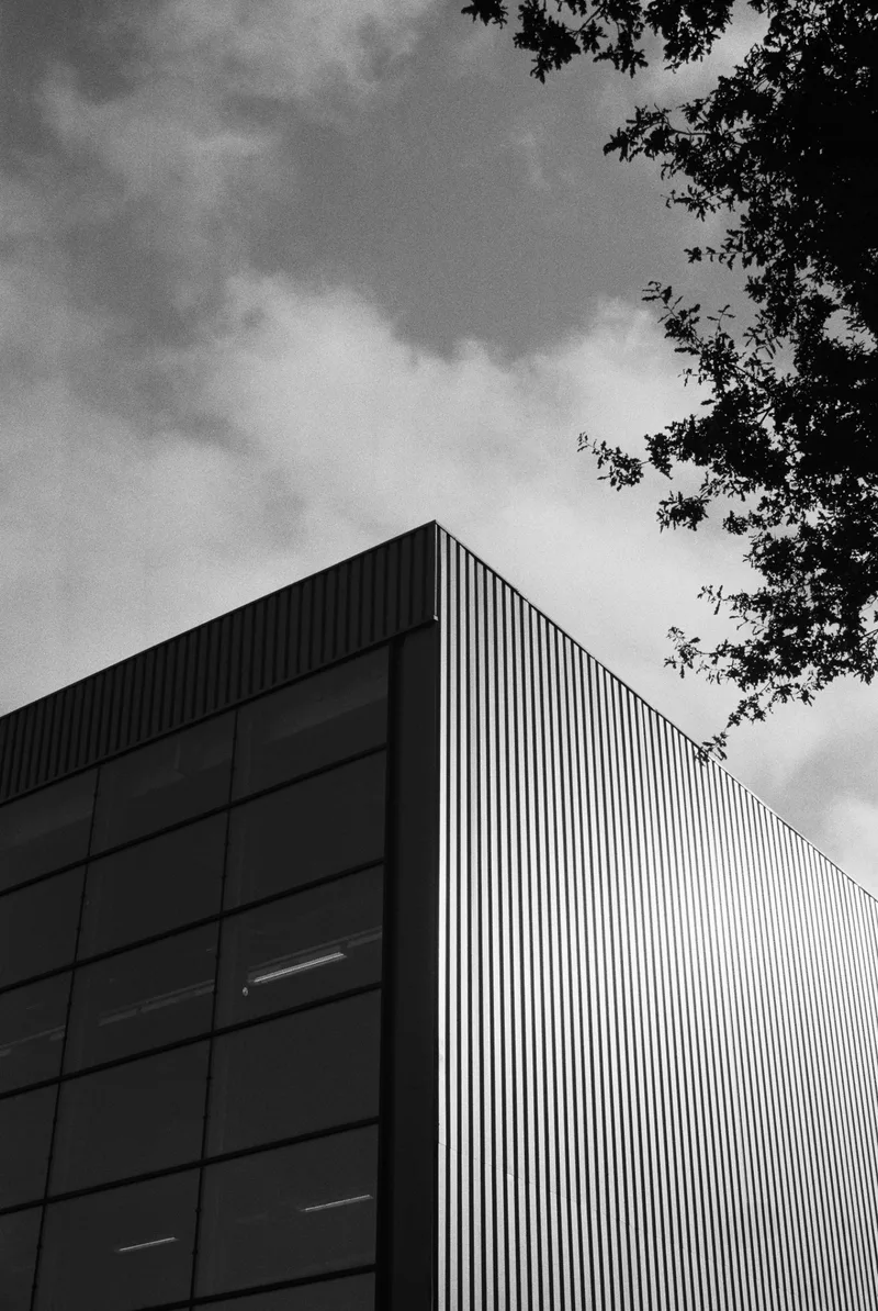 L'angle shot on Ilford HP5 Plus 400 with a Canon EOS 500, developed at GrainyRoll, by Adrien