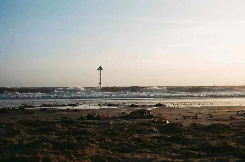 The beach at sunset shot on Fujifilm Superia 200 with a Yashica Electro 35, developed at Exmouth Photo Services, by Matt Duriez