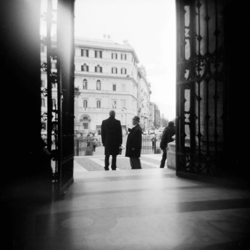 Film photo shot on Ilford HP5 Plus 400 with a Holga 120 CFN, by Antonio Amato