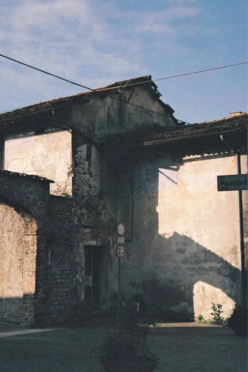 Abandoned shot on Fujifilm Superia X-TRA 400 with a Nikon F2, developed at Fotostudio 2000, by Leonardo