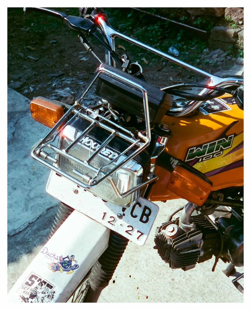 My ride home shot on Reflx Lab 400 Daylight with a Ricoh 500GX, developed at Circa Lab, by Waleuux