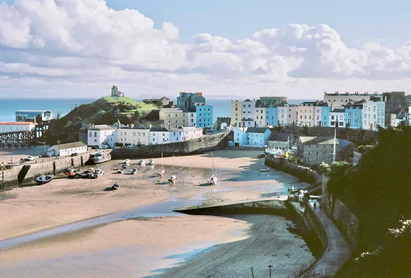 Seaside pastels tones shot on Agfa Vista Plus 200 with a Leica M6, developed at AG Photolab, by Rick Davy