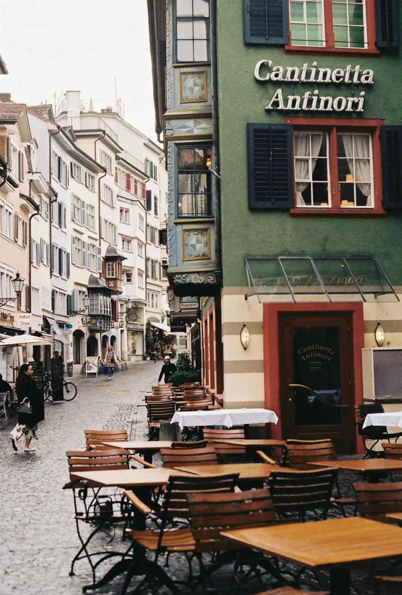 Fall colors in Zürich shot on Fujifilm FujiColor C200 with a Pentax ME Super, developed at Climent, by Irene Maquilón