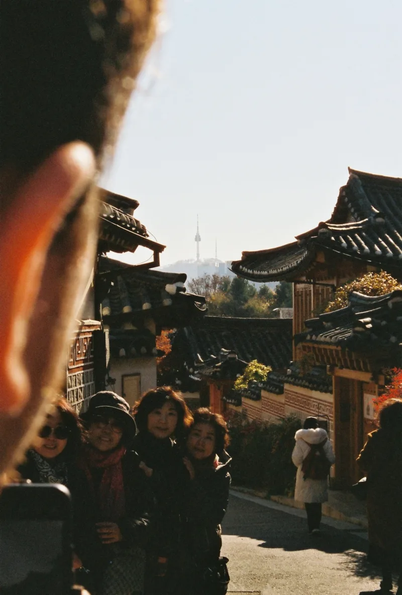 Seoul shot on Cinestill 400D with a Pentax ME Super, developed at Laboratoire Photon, by Silence ça pousse