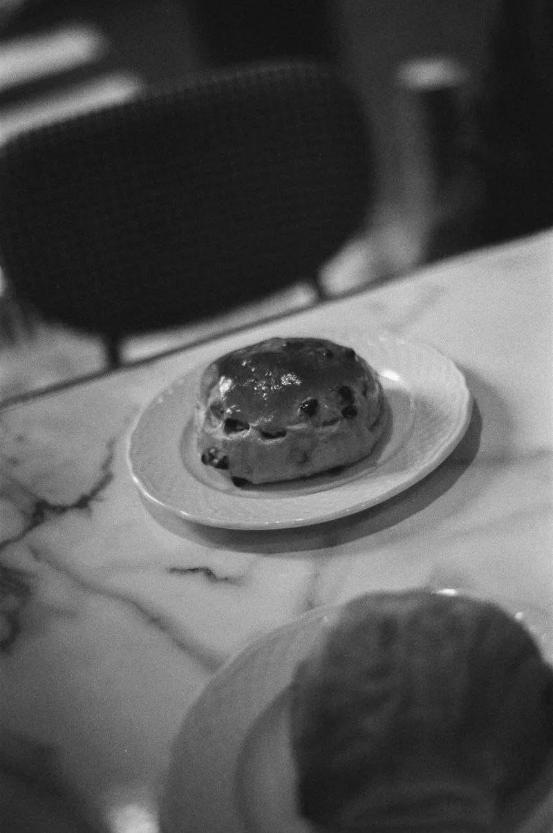 Un brioche shot on Ilford Kentmere Pan 200 with a Pentax MV1, developed at Dubblelab, by guillermo agudo
