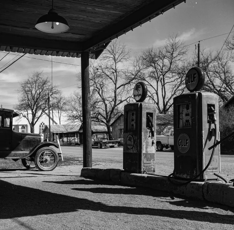 Film photo shot on Kodak Tri-X 400 with a Yashica C, developed at Print Refinery, by Tom