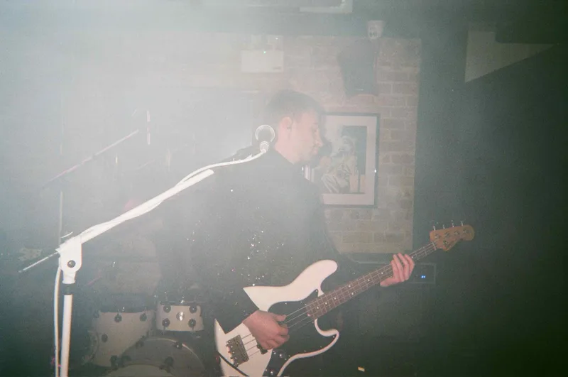 Tuning 🎸 shot on Fujifilm Superia X-TRA 400 with a Fujifilm QuickSnap, by Fausya