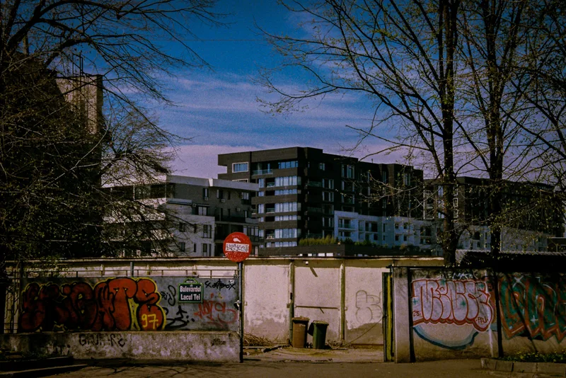 It doesn't go away shot on Fujifilm FujiColor C200 with a Nikon F601, developed at A&M Imaging, by Rodut2020
