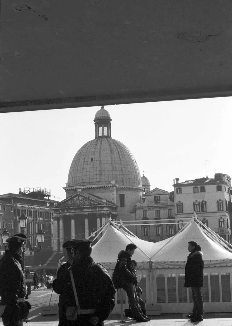 Film photo shot on Kodak T-Max 400 with a Rollei 35S, developed at L’Atelier Publimod, by Loeber-Bottero