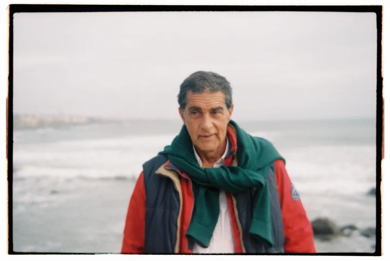 Sweet old man in cascais shot on Fujifilm FujiColor C200 with a Voigtländer Vitoret DR, by gesa martha