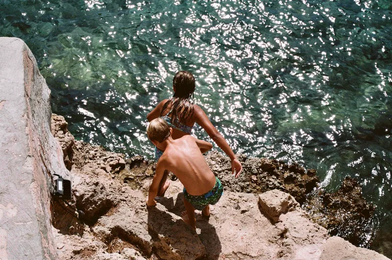 I hope I don’t fall shot on Kodak Portra 160 with a Minolta Maxxum 5000AF, by Ana Aliboni