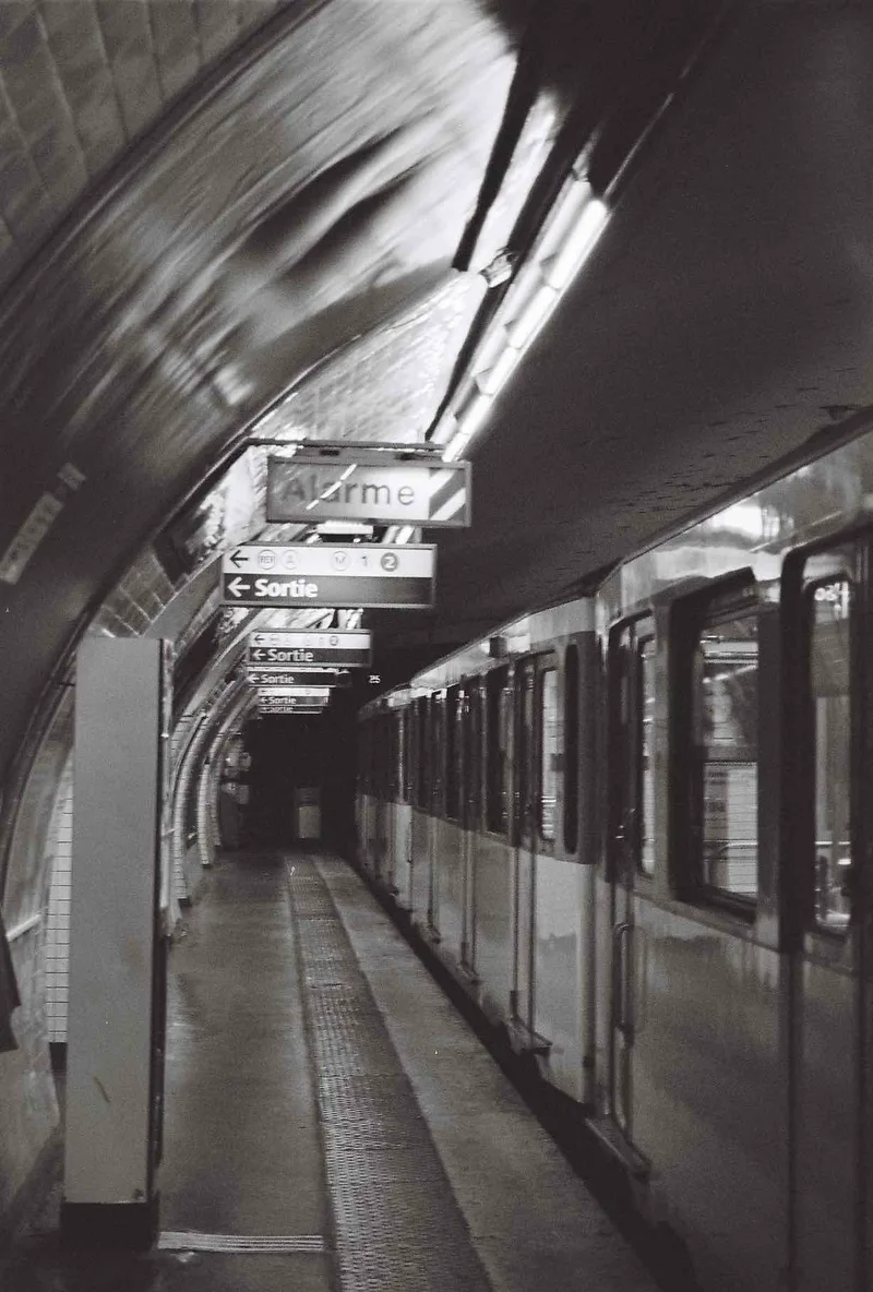 Blurry ligne 6 shot on Ilford HP5 Plus 400 with a Minolta Dynax 404si, developed at Labo Germain Photo, by Ambre