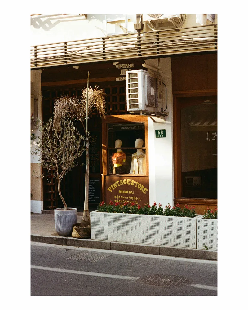 魔都 shot on Circa Lab Loretta 200 with a Minolta XD, developed at Circa Lab, by Verlichtend
