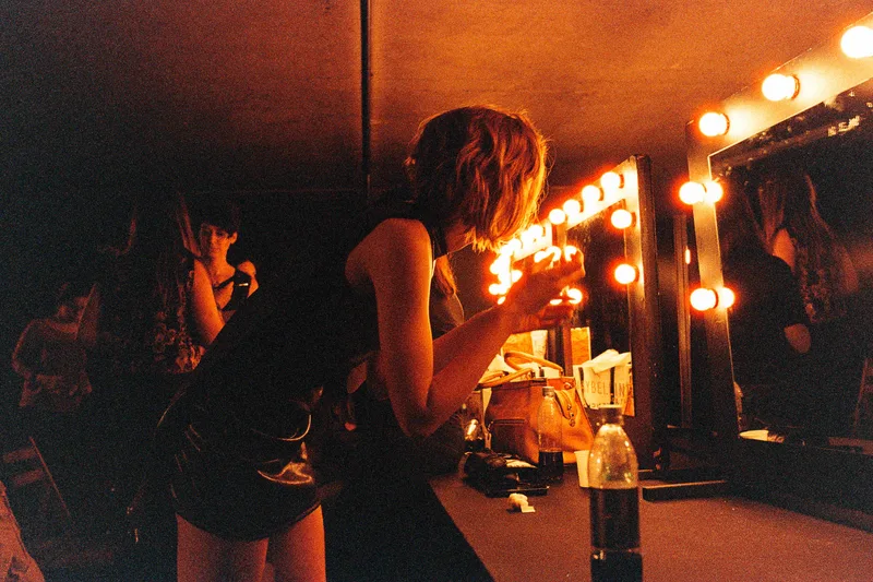 Film photo shot on Lomography CN 800 with a Canon EOS Elan 7, by Hiperreal