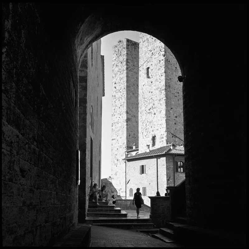 Film photo shot on Ilford HP5 Plus 400 with a Rolleiflex 3.5, by Midio
