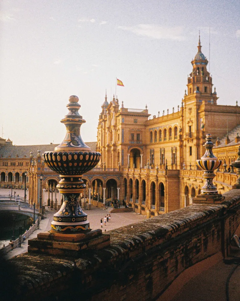 Plaza Gold shot on Kodak UltraMax 400 with a Yashica T4, developed at Sagrada Pelicula, by Pier Luigi