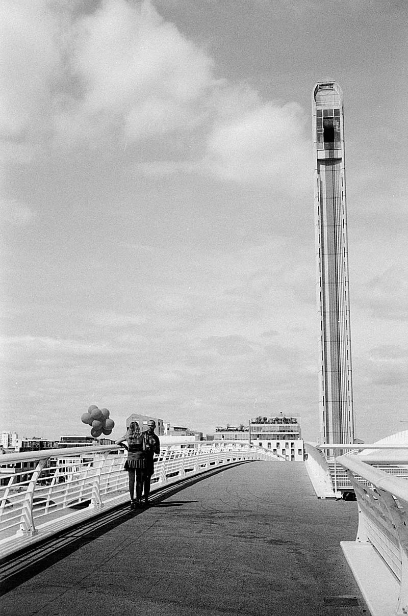 La fille aux ballons rouges shot on Foma Fomapan 100 Classic with a Kodak Retinette 1B, by Cyril b.