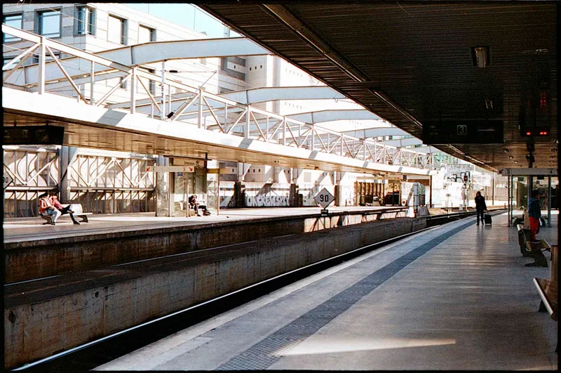 Stand behind the yellow line shot on Kodak Gold 200 with a Canon 300x, developed at Xano Lab, by Lixo Generico
