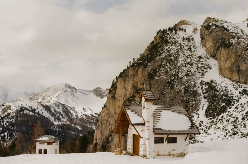 Dolomites’ hut shot on Kodak Gold 200 with a Fujica STX-1, developed at Rtp Fotografia - Torino, by aleristo