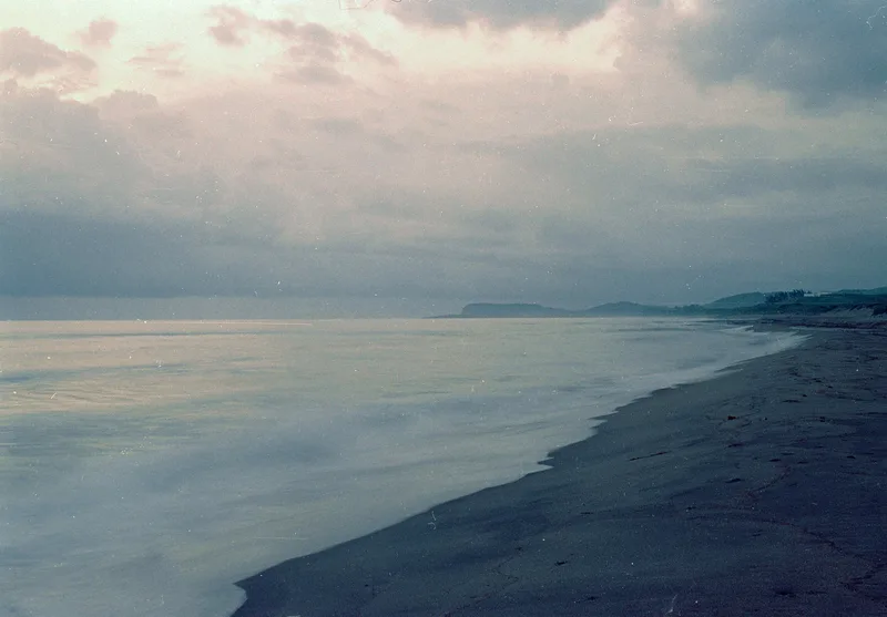 amanecer azul shot on Kodak UltraMax 400 with a Nikon F, developed at Laboratorio Espiral, by rafa vera