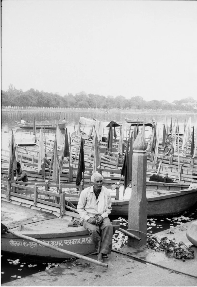 Boat guy shot on Ilford HP5 Plus 400 with a Canon FX, developed at Il Colore, by Alessandro Specchio