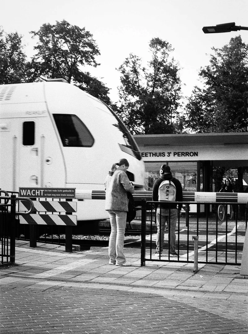 Waiting for the train shot on Ilford Pan 400 with a Minolta X-300, developed at FotoArgenta, by Ruerd Leenstra