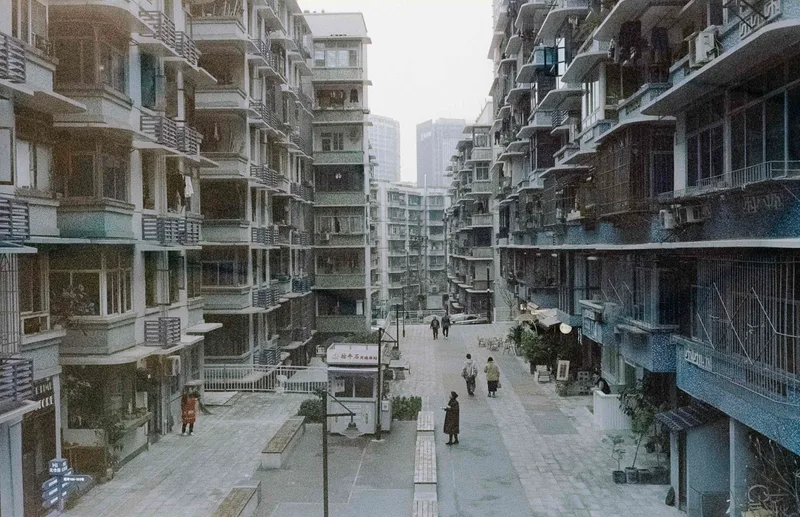 Taping, Chongqing shot on Cinestill 800T with a Leica CL, developed at MIRALIGHT, by BadMonkey