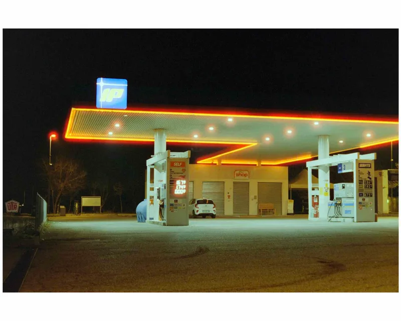 Gas! shot on Cinestill 400D with a Nikon F2, developed at Fotostudio 2000, by Leonardo