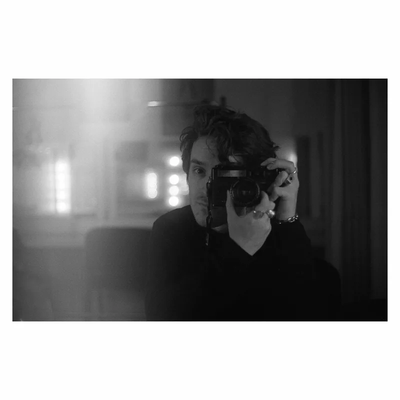 Self portrait shot on Ilford HP5 Plus 400 with a Yashica Electro 35 GT, by Le grain de l’œil