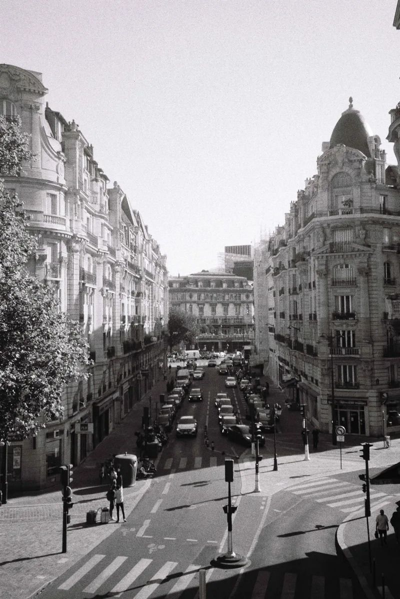August in Paris shot on Ilford HP5 Plus 400 with a Canon Prima Super 155, by Raquel