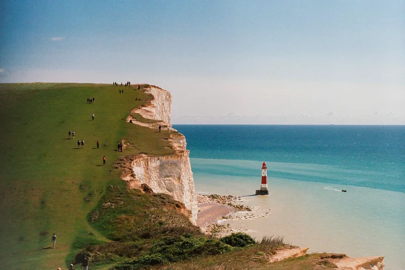 Le phare et la falaise 🚨 shot on Kodak Portra 400 with a Pentax Spotmatic II, developed at Nation Photo, by Léa Benatar