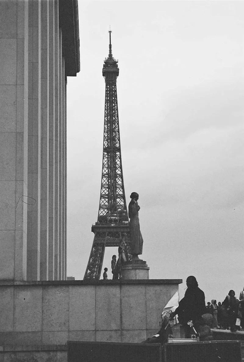 Dame de fer et dames de bronze shot on Ilford HP5 Plus 400 with a Minolta Dynax 404si, developed at Labo Germain Photo, by Ambre