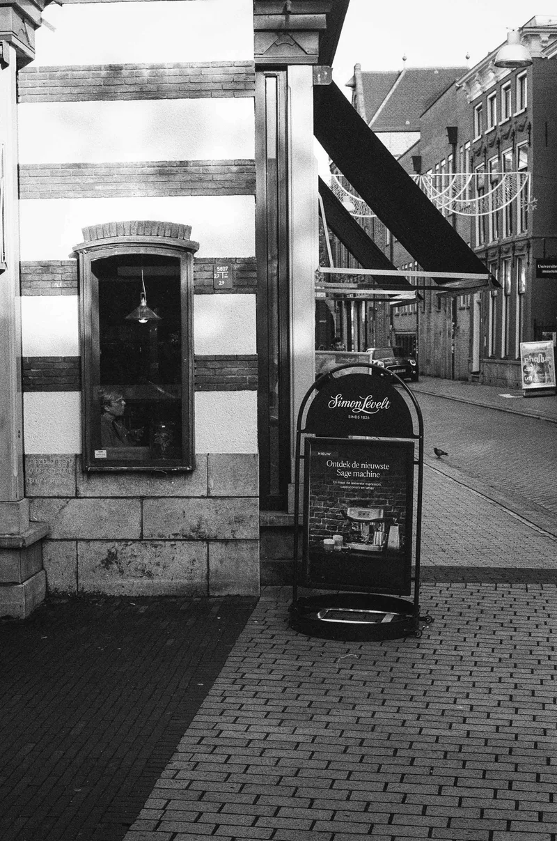 Enjoying a cup of tea shot on Ilford Pan 400 with a Minolta X-300, developed at FotoArgenta, by Ruerd Leenstra