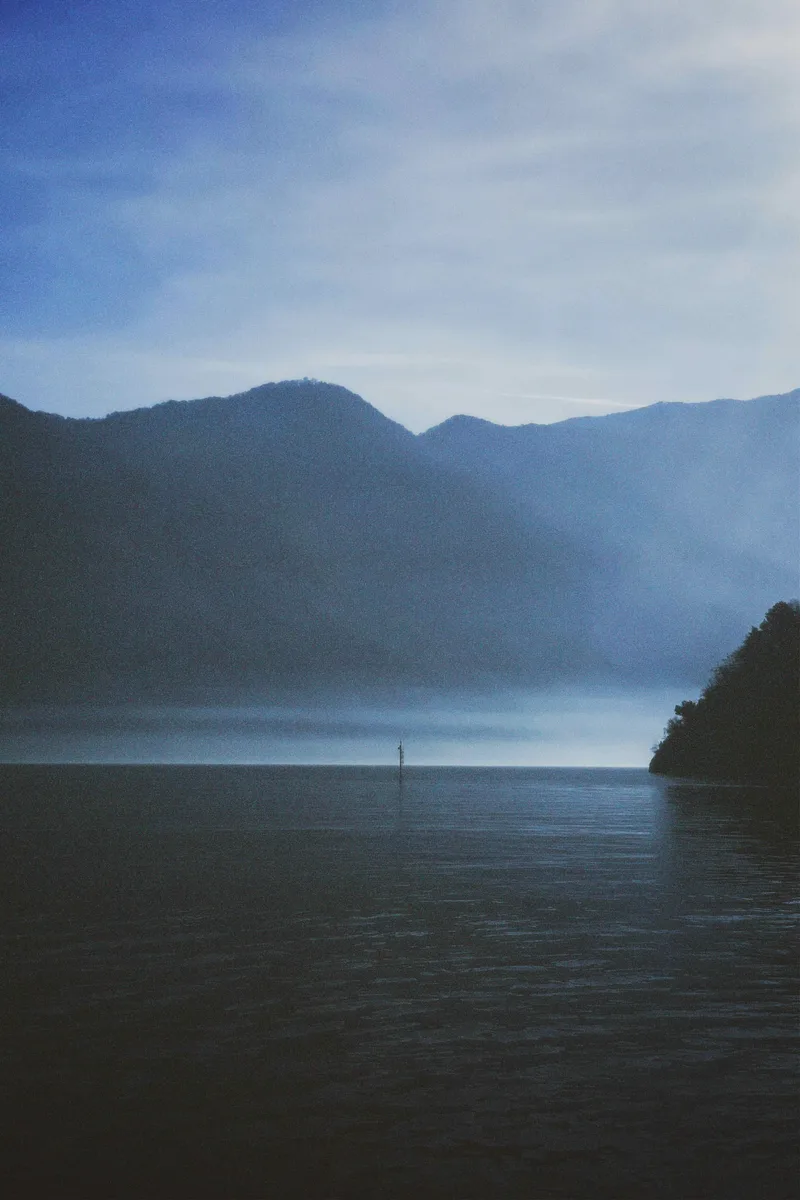 Lac de Côme, Italie shot on Kodak Portra 800 with a Kodak FunSaver, by Manon