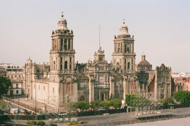 Plaza De la Constitución shot on Kodak Portra 400 with a Olympus OM-1N, developed at Foto Express, by Yashraj