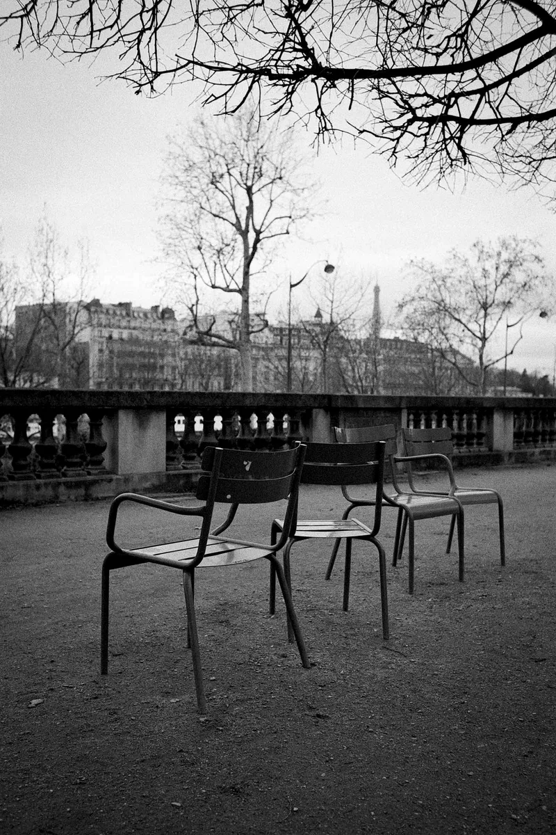 Paris shot on Ilford HP5 Plus 400 with a Leica M7, developed at La Cuisine Darkroom, by ThierryGde