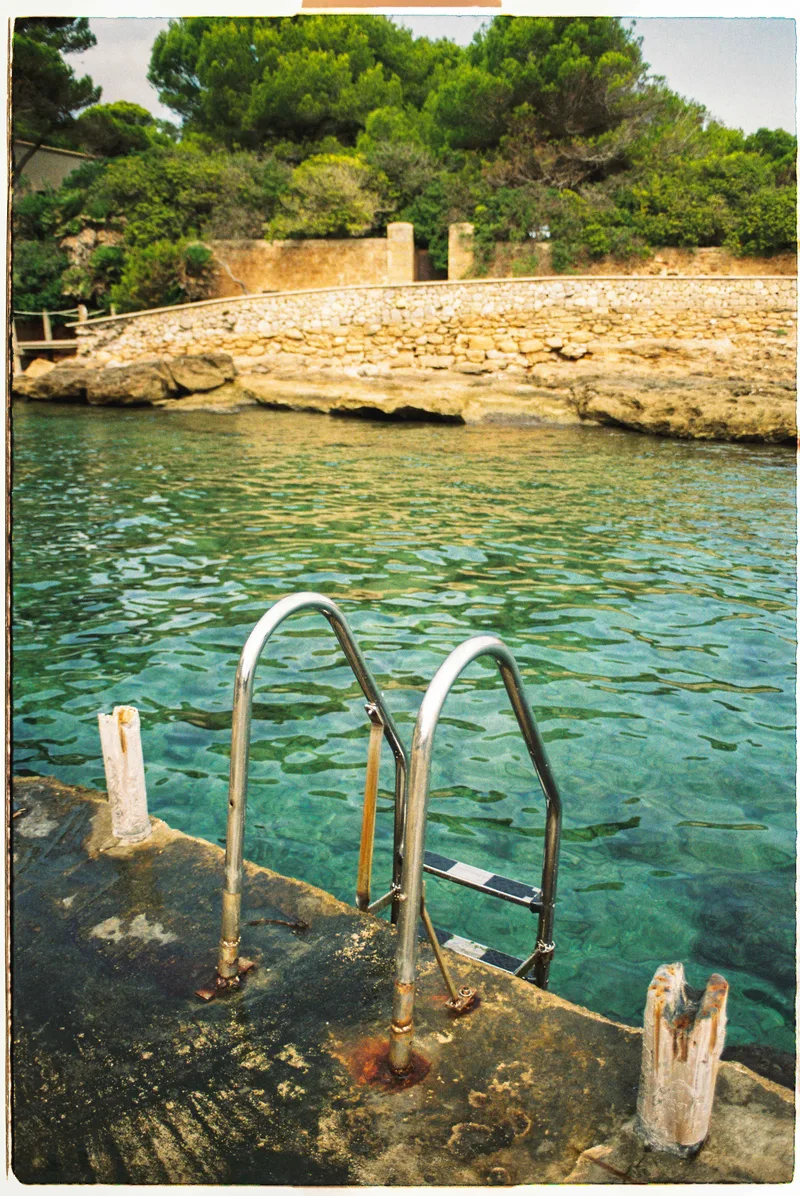 .natural pool shot on Kodak Gold 200 with a Mamiya NC1000s, developed at Miva, by roberto