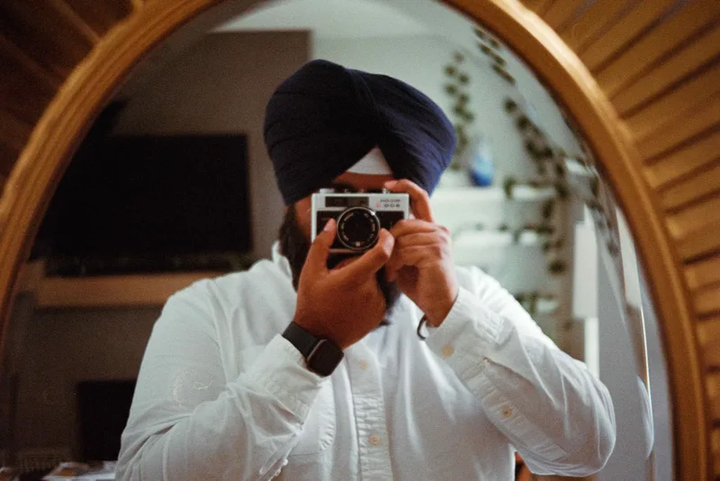Self-portrait N° 1 shot on Kodak UltraMax 400 with a Ricoh 500G, developed at Stratus Journal PHOTO*LAB, by Arundeep Singh