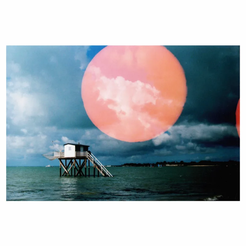 Dark clouds on the île d’Aix shot on Hanalogital Halo with a Olympus OM-2, developed at Photon, by Christelle Camus