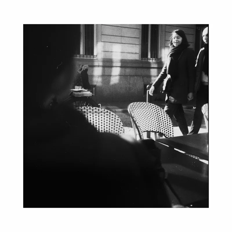 Street shot on Foma Fomapan 400 Action with a Semflex, by Le grain de l’œil