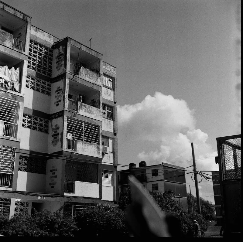 Mirando el cielo shot on Ilford HP5 Plus 400 with a Rolleicord, developed at Not Another Film Lab, by Carlos Mas Jr